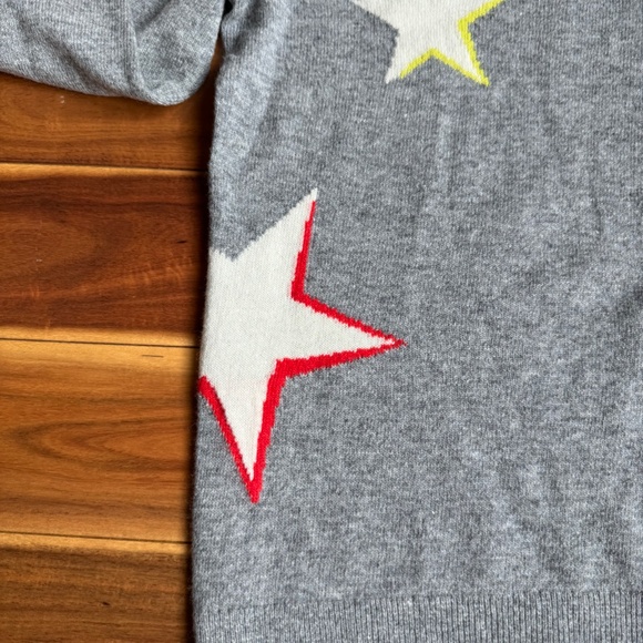 BANANA REPUBLIC Italian Merino Wool Blend Gray Stars Novelty Print Sweater S - Picture 3 of 6